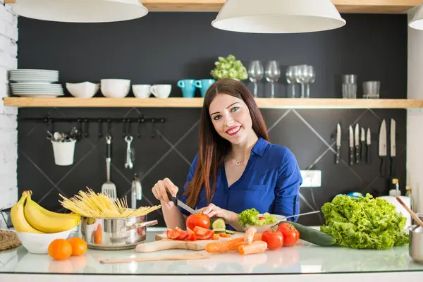 Jonge Vrouw Snijden Groenten Keuken Thuis — Stockfoto