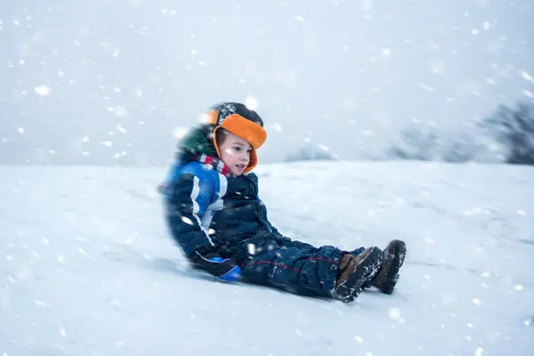 Karlı Bir Günde Yokuş Aşağı Kayan Heyecanlı Çocuk — Stok fotoğraf