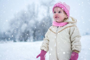 Küçük bir kızın portresi. Kış ormanında bir günün tadını çıkarıyor.