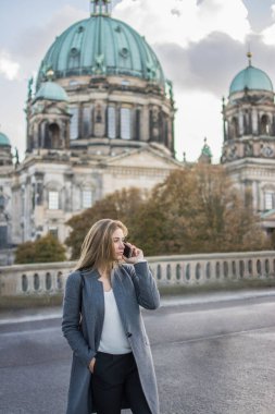 Berlin, Almanya 'da genç bir iş kadını telefonda konuşuyor..