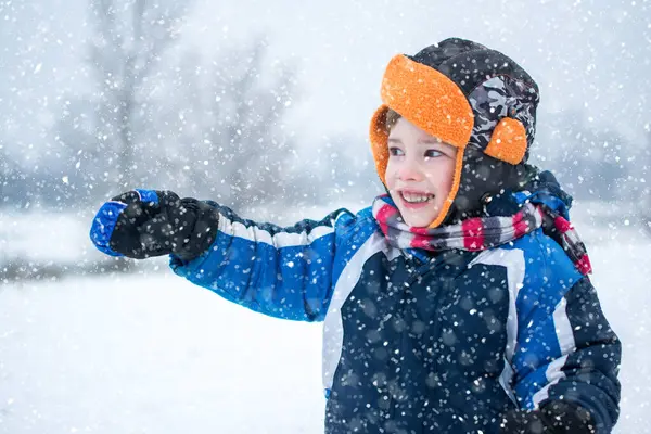 Karlı Bir Günde Dışarıda Oynayan Sevimli Küçük Çocuk — Stok fotoğraf