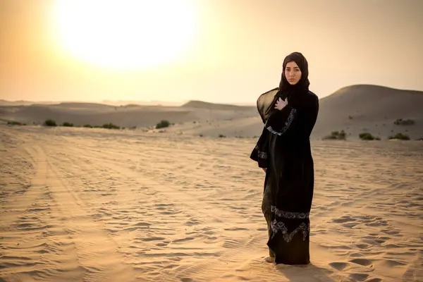 Arab Woman Standing Desert Sunset — Stock Photo, Image