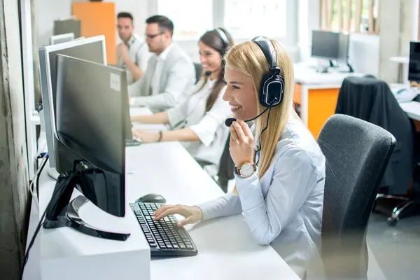Aantrekkelijke Jonge Vrouw Werkt Een Call Center Met Haar Collega — Stockfoto