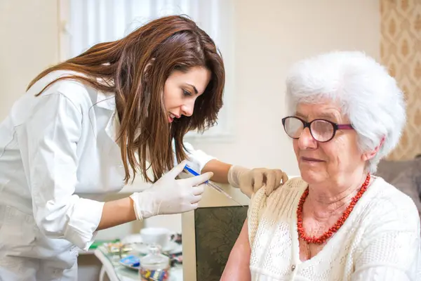 Domácí Zdravotní Sestra Podávání Injekce Starší Ženě — Stock fotografie