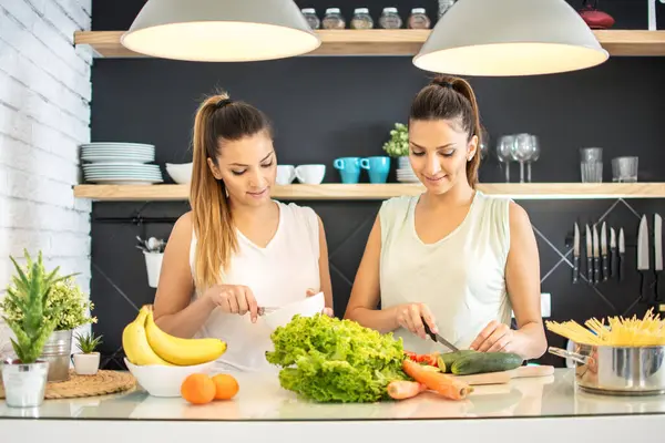Jonge Tweelingzussen Bereiden Gezond Voedsel Keuken — Stockfoto
