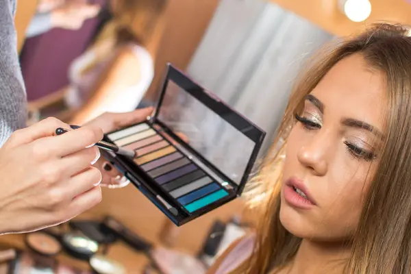 Artista Maquiagem Feminina Escolhendo Sombra Certa Para Jovem Cliente Salão — Fotografia de Stock