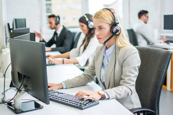Zakelijke Vrouw Werkzaam Call Center Als Operator Customer Service Personeel — Stockfoto