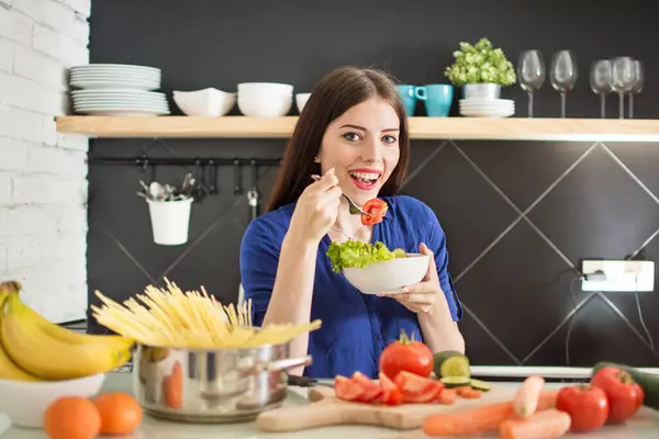 Jonge Vrouw Eet Salade Keuken — Stockfoto