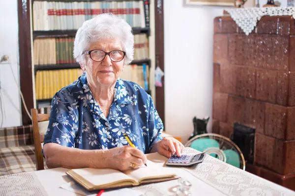 Evde Finans Işleriyle Ilgilenen Yaşlı Bir Kadın — Stok fotoğraf