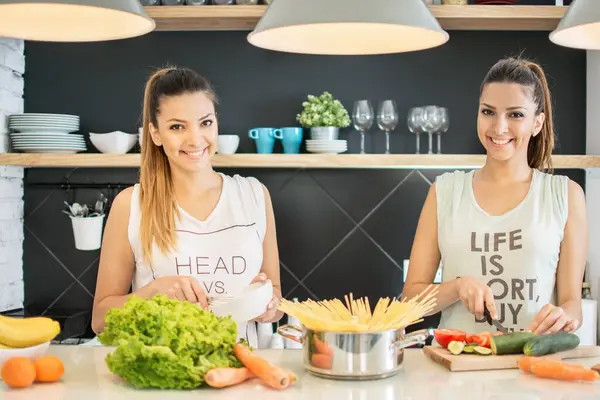 Tweelingen Koken Keuken — Stockfoto