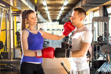 Spor salonunda boks yapan genç bir çift.