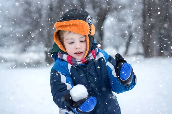Karlı Kış Gününde Kartopuyla Oynayan Sevimli Küçük Bir Çocuğun Portresi — Stok fotoğraf