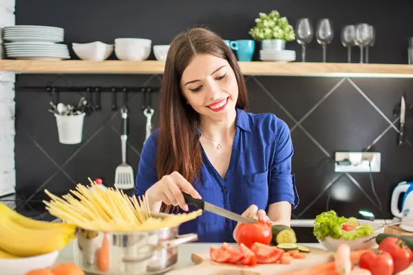 年轻女人切割蔬菜使用刀和烹饪板 她在厨房里做饭新鲜 — 图库照片