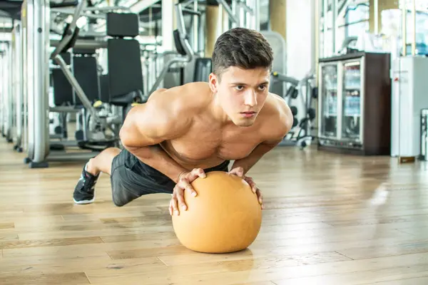 Schöner Muskulöser Junger Mann Macht Liegestütze Mit Fitnessball Fitnessstudio — Stockfoto