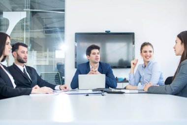 Konferans salonunda masada toplantı iş adamları.