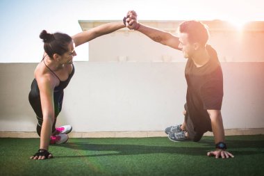 Genç sporcu çift dışarıda spor salonunda birlikte çalışıyor..