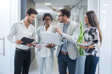 Ofiste birlikte çalışan iş adamları..