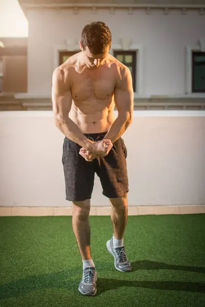 Barbusiger Gut Aussehender Muskulöser Mann Der Seine Muskeln Spielen Lässt — Stockfoto