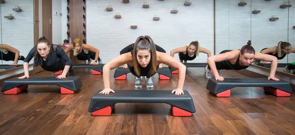 Group Fitness Women Doing Push Ups Aerobic Stepper Gym — Stock Photo, Image