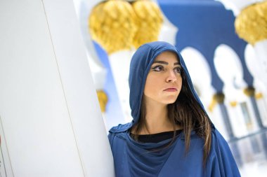 Abu Dabi 'deki Şeyh Zayed Büyük Camii' nde Arap kıyafetleri içinde güzel bir genç kadın..