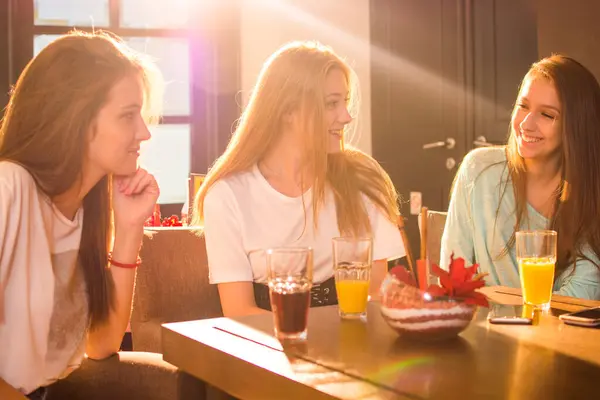 Kolme Kaunista Tyttöä Juttelemassa Kahvilassa — kuvapankkivalokuva