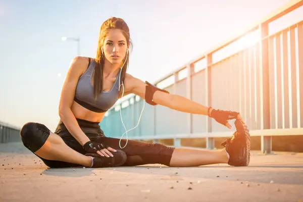 Ung Fitness Kvinna Stretching Muskler Innan Sport Aktivitet Bron Trottoaren — Stockfoto