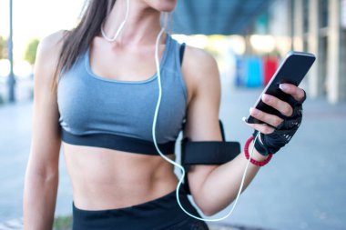 Açık havada cep telefonu kullanan tanınmayan bir kadının portresi.