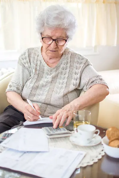 Ηλικιωμένη Γυναίκα Που Χρησιμοποιεί Υπολογιστή Για Τον Υπολογισμό Των Λογαριασμών — Φωτογραφία Αρχείου