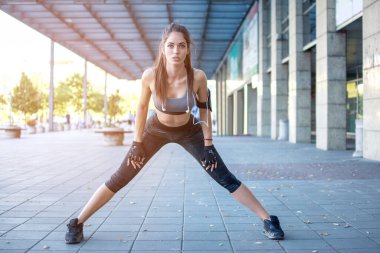 Genç sportif kız bacaklarını araladı.