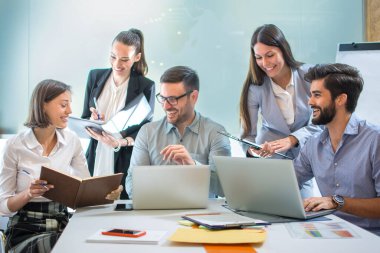 Ofisteki toplantı masasında birlikte çalışan bir grup güveni tam iş adamı..