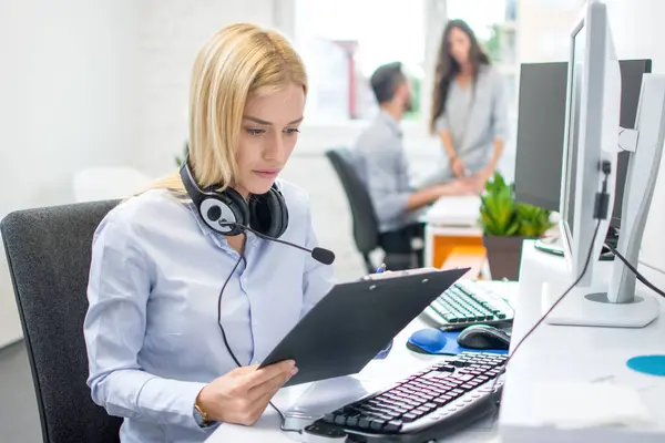 Femeie Afaceri Tânără Clipboard Care Lucrează Fața Calculatorului Locul Muncă — Fotografie, imagine de stoc
