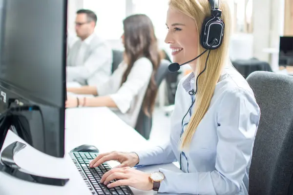 Mooie Call Center Agent Vertegenwoordiger Vrouw Met Headset — Stockfoto