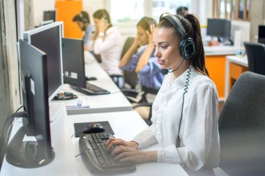 Kadın müşteri desteği ya da satış temsilcisi. Çağrı merkezinde çalışan arayan ya da resepsiyonist telefon operatörü.