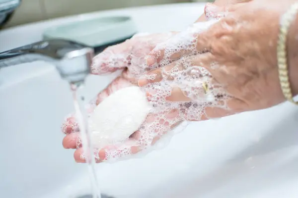Lavarse Las Manos Con Jabón Debajo Del Grifo Con Agua —  Fotos de Stock