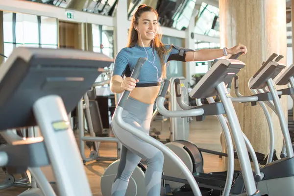 Ajuste Jovem Mulher Exercitando Uma Máquina Elíptica Treinamento Cardio Ginásio — Fotografia de Stock