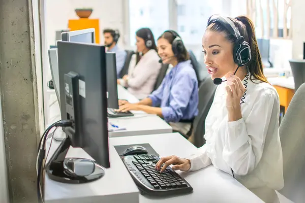 Mooie Vrouwelijke Call Center Operator Werkt Computer Het Kantoor Jonge — Stockfoto