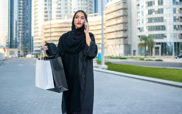 Jonge Moslim Vrouw Met Behulp Van Telefoon Het Houden Van — Stockfoto