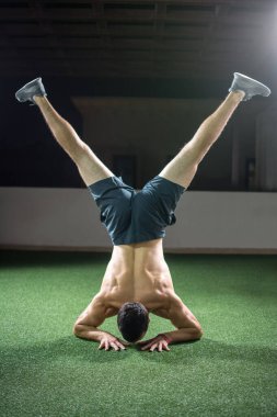 Arkaya bakan adam kollarını kaldırmış ve bacaklarını kaldırmış..