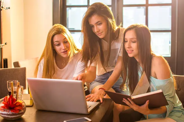 Tres Estudiantes Adolescentes Haciendo Deberes Con Computadora Portátil Libros Universidad —  Fotos de Stock
