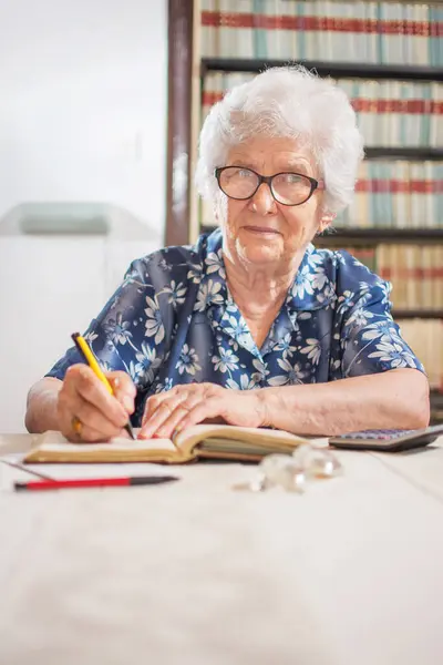 Senior Kvinna Äldre Pensionär Räknar Räkningar Hemmet — Stockfoto