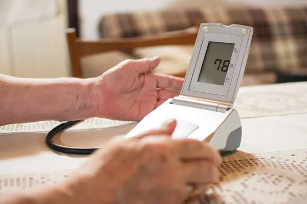 Close Old Womans Hands Using Digital Blood Pressure Monitor — Stock Photo, Image