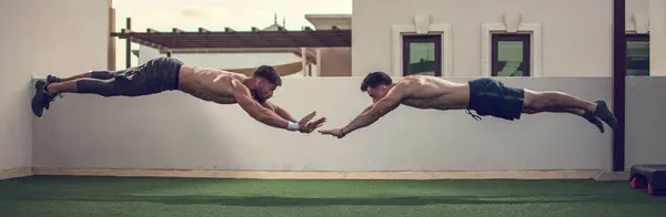 Dos Hombres Musculosos Guapos Haciendo Flexiones Con Saltos Aire Libre — Foto de Stock
