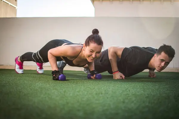 Beautiful Fitness Young Sporty Couple Doing Push Ups Together Outdoors — Stock Photo, Image