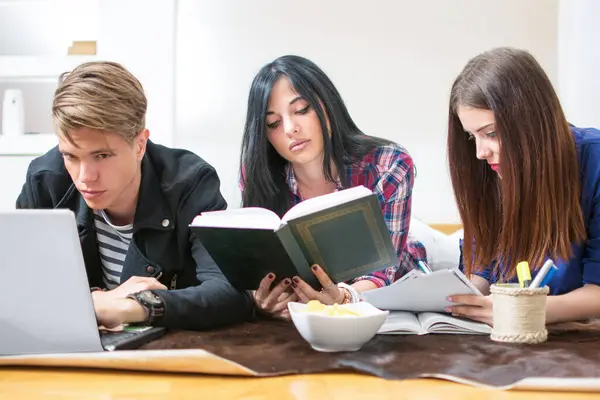 Studenter Som Pluggar Till Examen Ligger Golvet Och Använder Laptop — Stockfoto