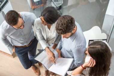 İş adamlarının toplantıda birlikte çalışması, ofiste belge tartışmaları....