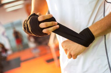 Beden dersinde eldiven takan tanınmayan bir adamı yakından çek..