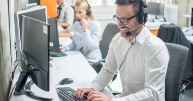 Çağrı merkezinde çalışan yakışıklı bir erkek çağrı merkezi operatörü.