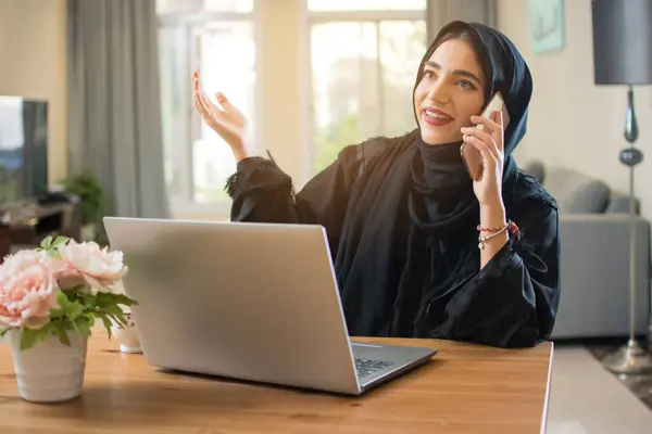 Beautiful Young Arabian Woman Wearing Traditional Black Clothes Talking Mobile — Stock Photo, Image