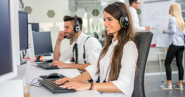 Vriendelijk Lachende Vrouw Call Center Operator Met Headset Met Behulp — Stockfoto