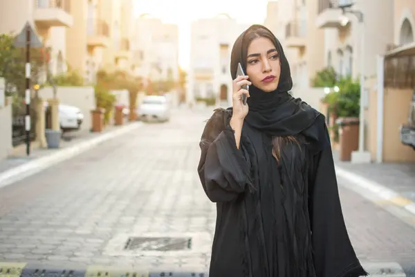 Beautiful Arab Businesswoman Wearing Traditional Black Dress Talking Cell Phone — Stock Photo, Image